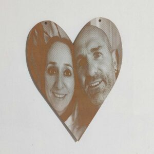 foto grabada en madera con forma de corazon