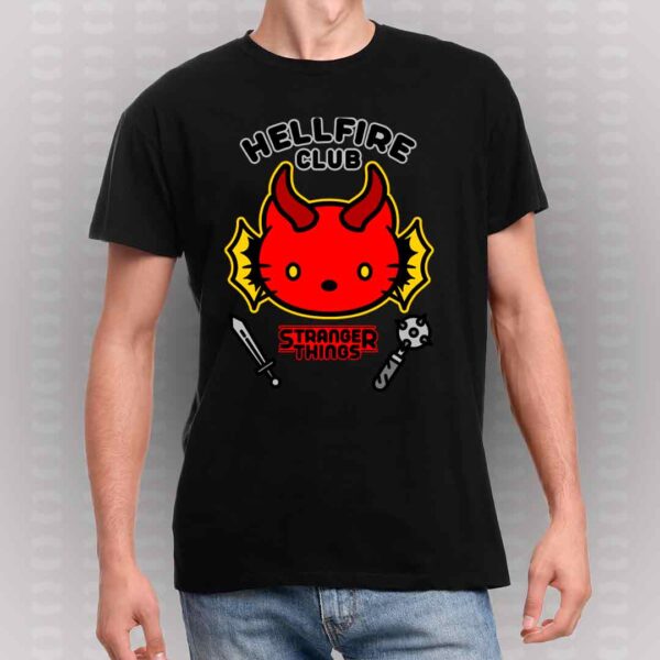 Camiseta-Stranger-Things-hello-kitty-hellfire-club