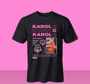 Camiseta Karol G con diseño vintage, fotografía de la cantante colombiana y referencias a algunas de sus canciones más populares.