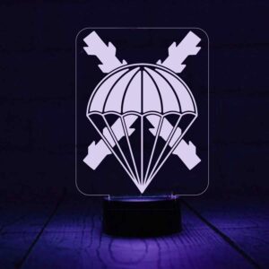 Lámpara LED de la BRIPAC grabada en metacrilato con el emblema de la Brigada Paracaidista, iluminación RGB y mando a distancia.