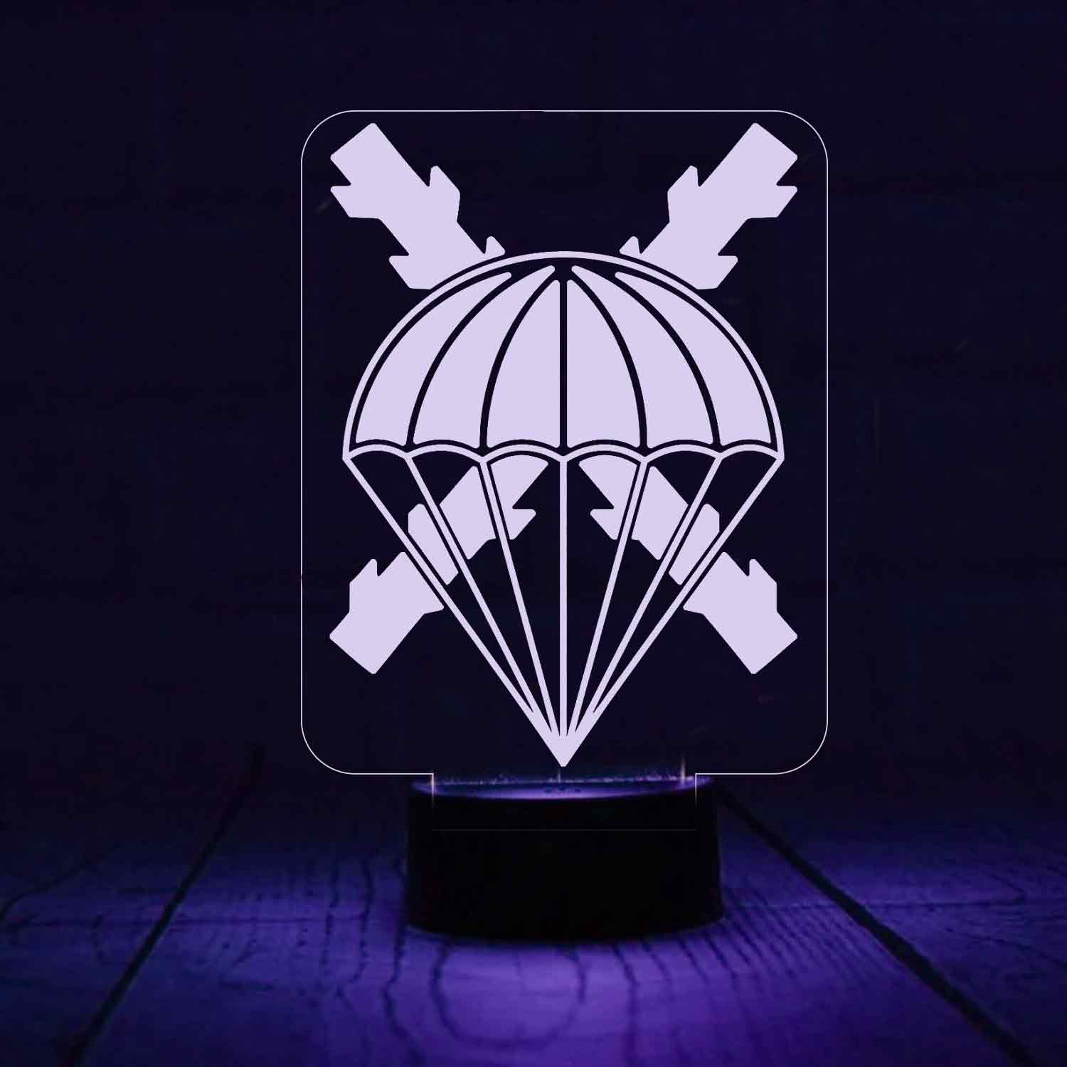 Lámpara LED de la BRIPAC grabada en metacrilato con el emblema de la Brigada Paracaidista, iluminación RGB y mando a distancia.