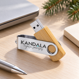 Memoria USB de bambú 16 GB personalizada con el logotipo de Kandala en contexto de regalo de empresa