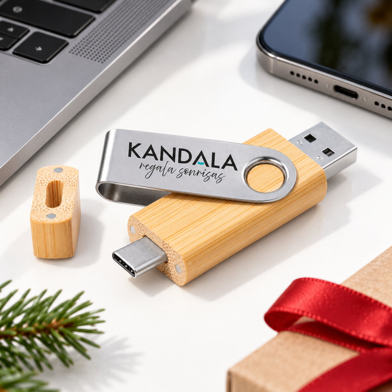 Memoria USB 3.0 de bambú 32 GB con USB-C personalizada con el logotipo de Kandala en contexto de regalo de empresa