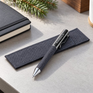 Bolígrafo metálico con funda personalizado con el logotipo de Kandala en contexto de regalo de empresa
