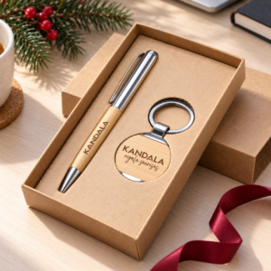 Set de bolígrafo y llavero de bambú personalizado con el logotipo de Kandala en contexto de regalo de empresa