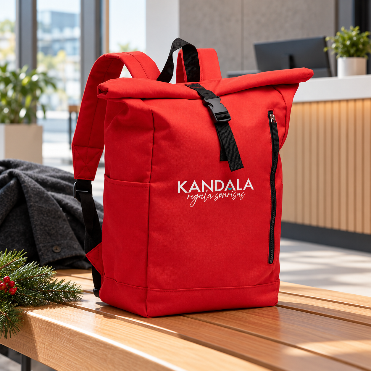 Mochila de poliéster reciclado personalizada con el logotipo de Kandala en contexto de regalo de empresa