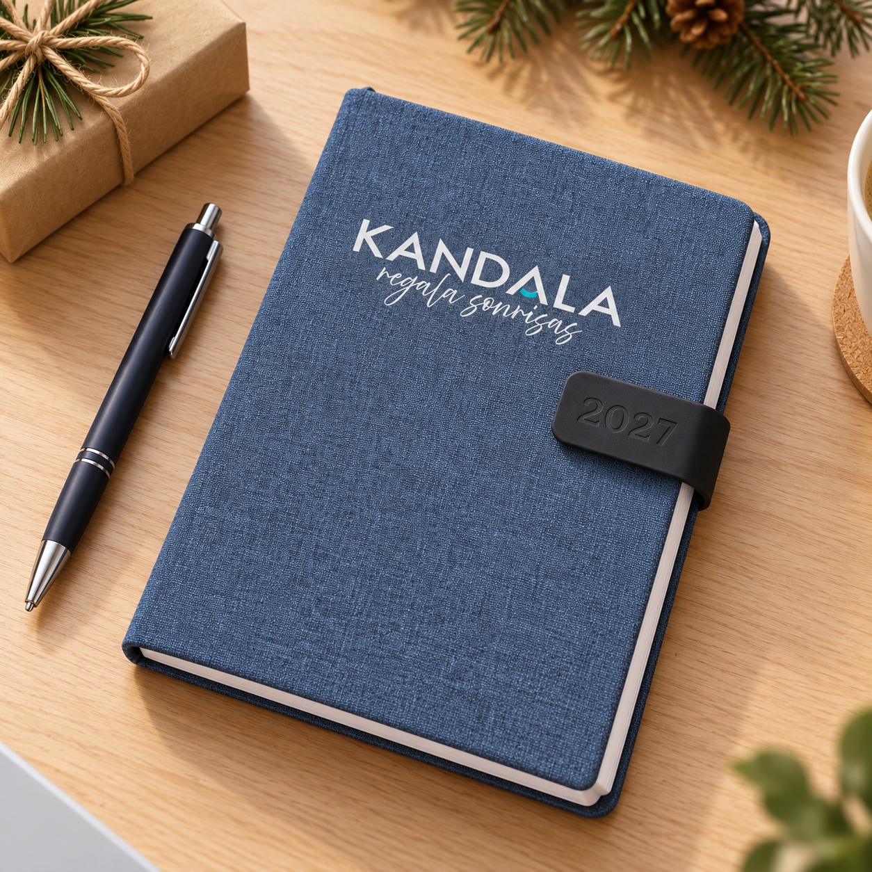 Agenda 2027 A5 personalizada con logo con el logotipo de Kandala en contexto de regalo de empresa