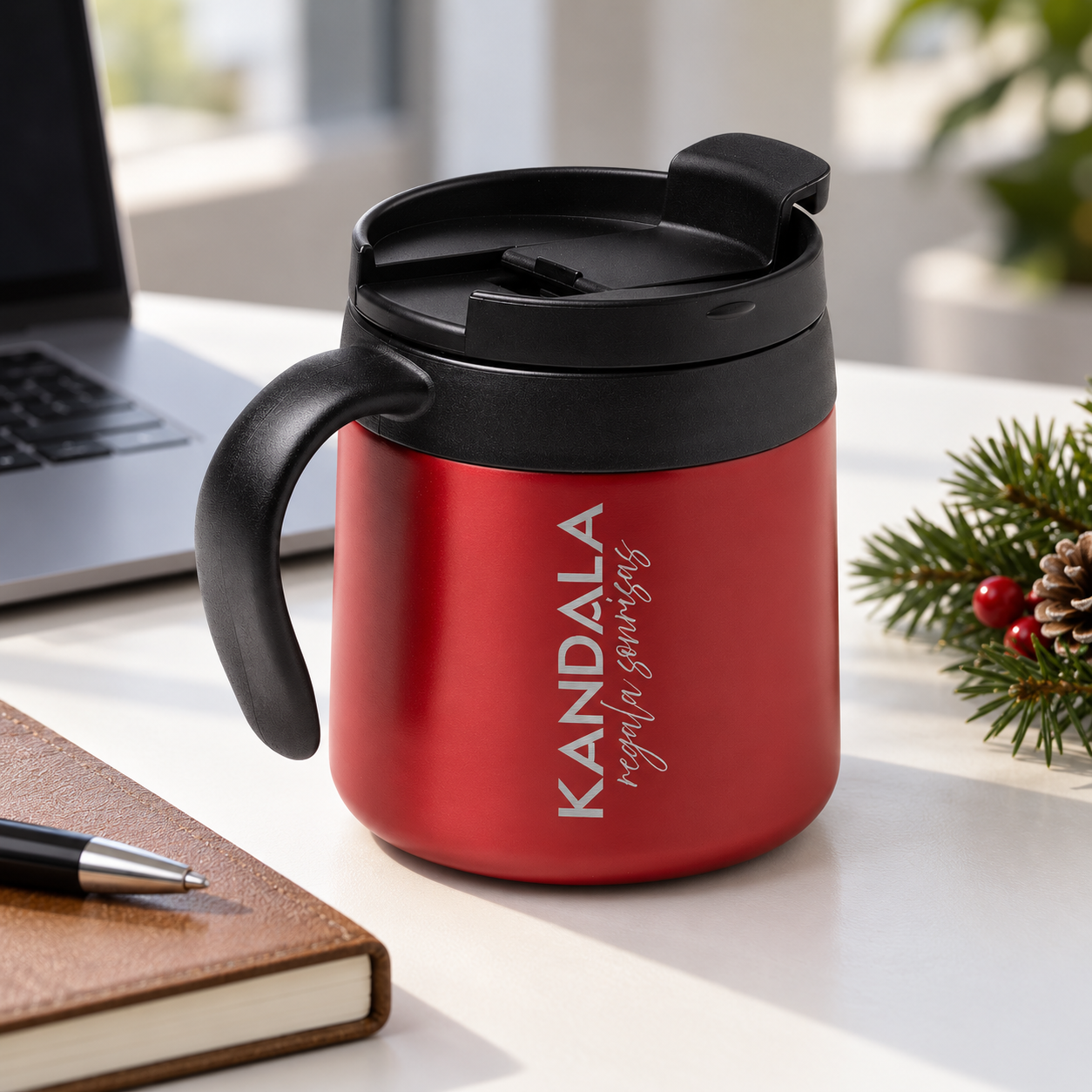 Taza térmica de acero 350 ml personalizada con el logotipo de Kandala en contexto de regalo de empresa