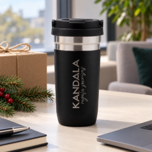 Vaso térmico de acero 550 ml con asa personalizado con el logotipo de Kandala en contexto de regalo de empresa