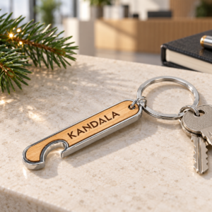 Llavero abridor de bambú personalizado con el logotipo de Kandala en contexto de regalo de empresa