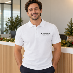 Polo personalizado con logo con el logotipo de Kandala en contexto de regalo de empresa