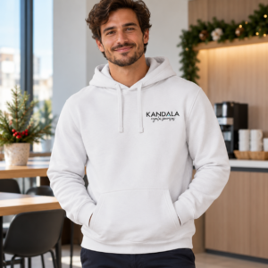 Sudadera con capucha personalizada con logo con el logotipo de Kandala en contexto de regalo de empresa