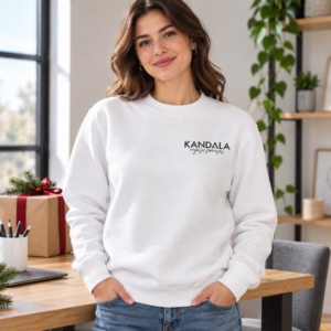 Sudadera sin capucha personalizada con logo con el logotipo de Kandala en contexto de regalo de empresa