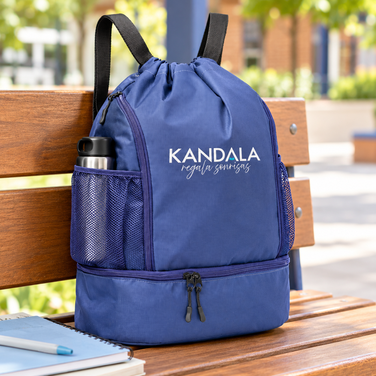Mochila de cuerdas con bolsillos y zapatillero personalizada con el logotipo de Kandala en contexto de autoescuela o centro de formación.