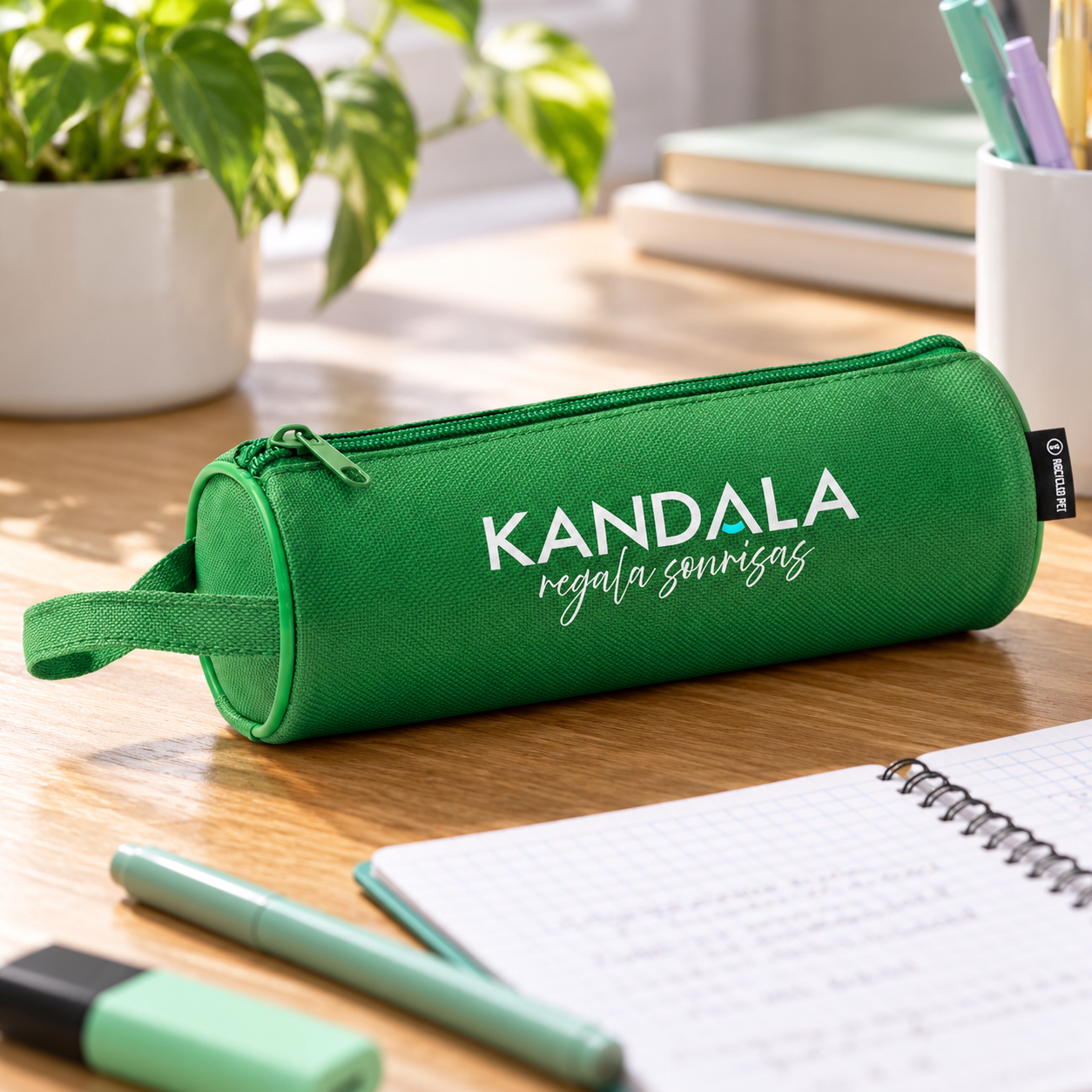 Estuche de RPET personalizado con el logotipo de Kandala en contexto de autoescuela o centro de formación.