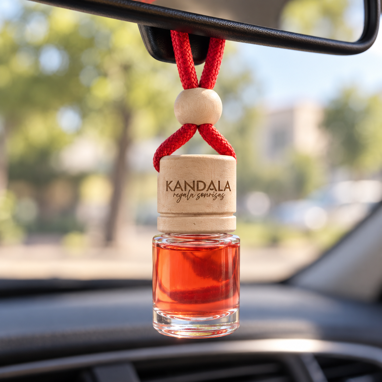 Ambientador de coche personalizado con el logotipo de Kandala en contexto de autoescuela o centro de formación.