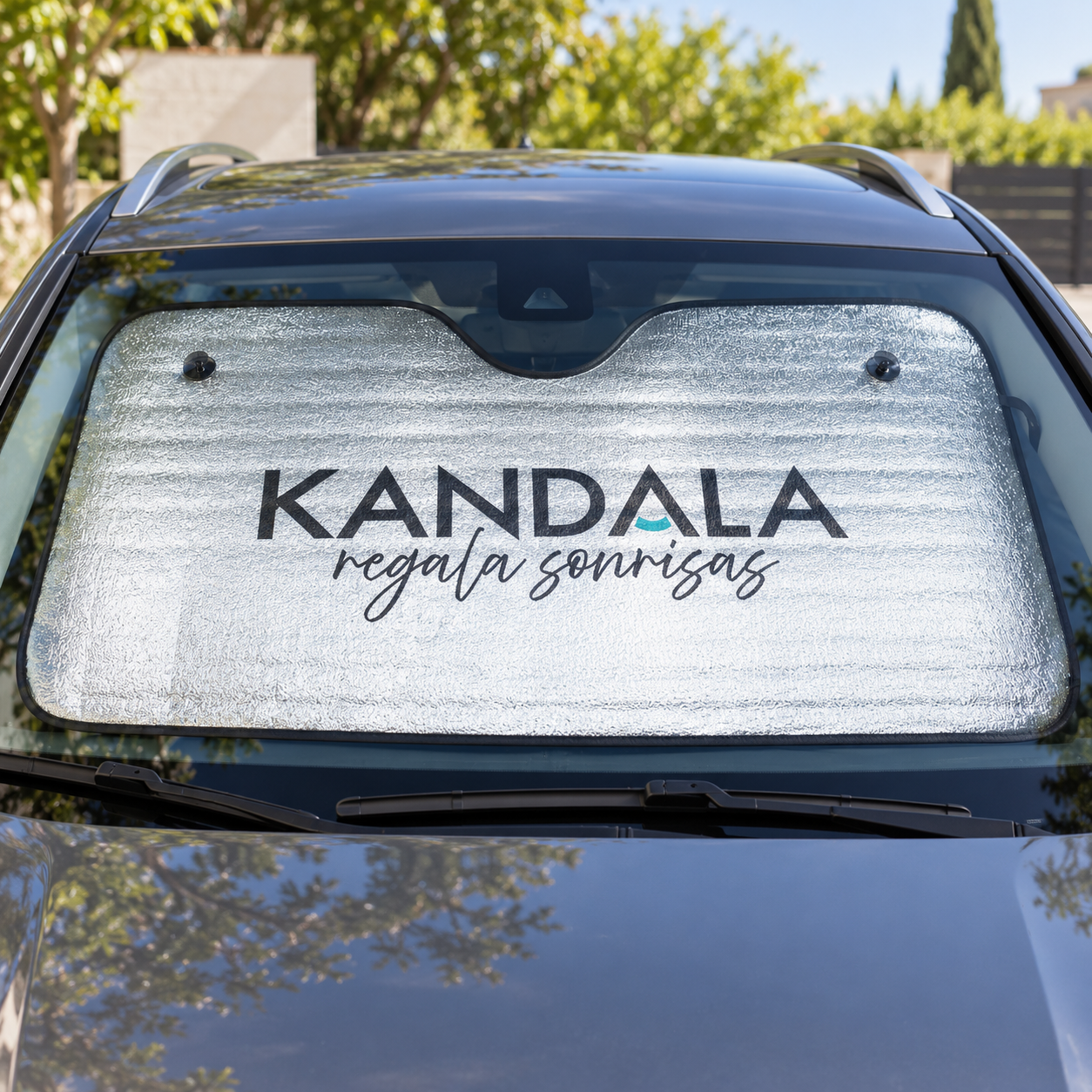 Parasol de coche personalizado (caja de 100) con el logotipo de Kandala en contexto de autoescuela o centro de formación.