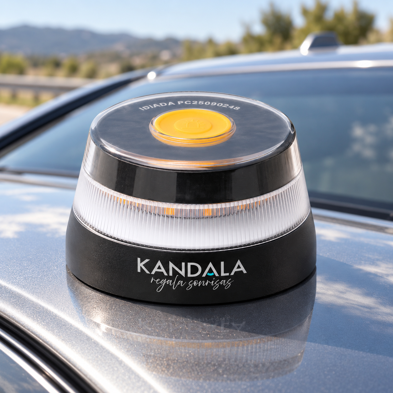 Baliza V16 conectada personalizada con el logotipo de Kandala en contexto de autoescuela o centro de formación.