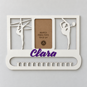 Medallero de gimnasia rítmica blanco con nombre Clara en morado y marco central para una foto